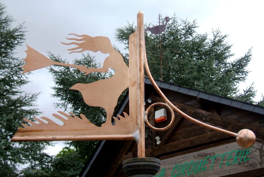 La femme au parapluie - Atelier de la Girouetterie